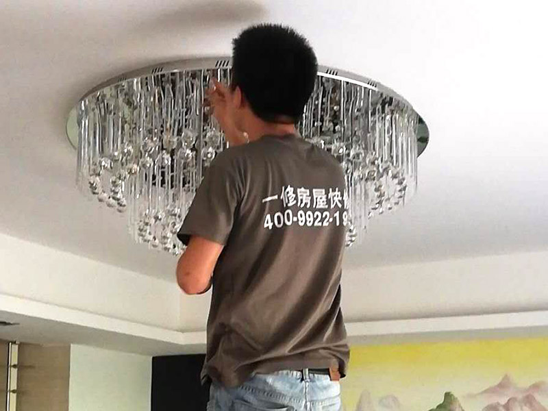 水晶吸頂燈裝修：1、安裝水晶吸頂燈的房間天花上確定安裝位置，并且預埋上螺栓，或用膨脹螺栓、尼龍塞或塑料塞固定，一般都采用膨脹螺栓; 2、當采用膨脹螺栓固定時，應按產(chǎn)品的技術(shù)要求選擇螺栓規(guī)格，其鉆孔直徑和埋設深度要與螺栓規(guī)格相符; 3、水晶吸頂燈安裝前檢查引向每個燈飾的導線線芯的截面，銅芯軟線不小于0.4mm2，銅芯不小于0.5mm2，否則引線必須更換;導線與燈頭的連接、燈頭間并聯(lián)導線的連接要牢固，電氣接觸應良好，以免由于接觸不良，出現(xiàn)導線與接線端之間產(chǎn)生火花，而發(fā)生危險; 4、將水晶吸頂燈固定在預埋的膨脹螺栓上，且每個燈飾用于固定的螺栓或螺釘不應少于2個; 5、連接水晶吸頂燈電線，使其通電，并檢查水晶吸頂燈是否固定牢固。 6、檢查電路連接是否正常。