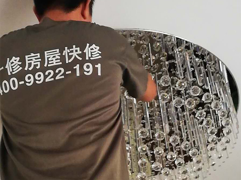 水晶吸頂燈裝修：1、安裝水晶吸頂燈的房間天花上確定安裝位置，并且預埋上螺栓，或用膨脹螺栓、尼龍塞或塑料塞固定，一般都采用膨脹螺栓; 2、當采用膨脹螺栓固定時，應按產(chǎn)品的技術(shù)要求選擇螺栓規(guī)格，其鉆孔直徑和埋設深度要與螺栓規(guī)格相符; 3、水晶吸頂燈安裝前檢查引向每個燈飾的導線線芯的截面，銅芯軟線不小于0.4mm2，銅芯不小于0.5mm2，否則引線必須更換;導線與燈頭的連接、燈頭間并聯(lián)導線的連接要牢固，電氣接觸應良好，以免由于接觸不良，出現(xiàn)導線與接線端之間產(chǎn)生火花，而發(fā)生危險; 4、將水晶吸頂燈固定在預埋的膨脹螺栓上，且每個燈飾用于固定的螺栓或螺釘不應少于2個; 5、連接水晶吸頂燈電線，使其通電，并檢查水晶吸頂燈是否固定牢固。 6、檢查電路連接是否正常。