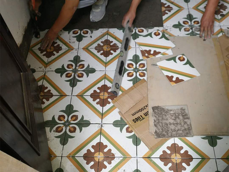 地面貼磚裝修：地磚鋪設前，都要浸泡，以免地磚的吸收率問題導致吸收水泥中的水份而出現(xiàn)緊繃開裂。地面需要用勺子或者水管，把地面基層用水淋濕。這個作業(yè)時，減少灰塵。還能讓地面吸收部分水份。不會產(chǎn)生缺水現(xiàn)象。接下來，是水泥墊層的攪拌，鋪砌時宜采用水泥漿或干鋪泥灑水作粘結(jié)。地磚摸好水泥油后，應該用膠錘慢慢的拍打，達到水平儀的標準即可。地磚面層的表面在貼完后半小時內(nèi)，用水抹布處理潔凈、平整、堅實；瓷板間拼縫寬度應符合設計要求，拼縫寬度不宜大于2毫米。