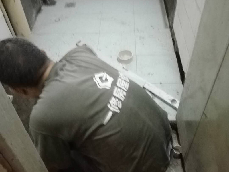 衛(wèi)生間地面瓷磚鋪貼：地磚鋪貼前，將地面清掃干凈；接著根據(jù)排版規(guī)劃設(shè)置水平線，并進(jìn)行分塊；然后地面灑水、砂漿攪拌、打砂漿基層，然后開始鋪貼，要用橡皮錘均勻敲擊，調(diào)整與水平線及其它地磚的水平度及縫隙的大小，再用刮刀從磚縫中間劃一道，保證磚與磚之間要有一定的、均勻的縫隙，防止熱脹冷縮對磚造成損壞，用刮刀在兩塊磚上縱向來回劃拉，檢查兩塊磚是否平齊；最后表面清理，勾縫。