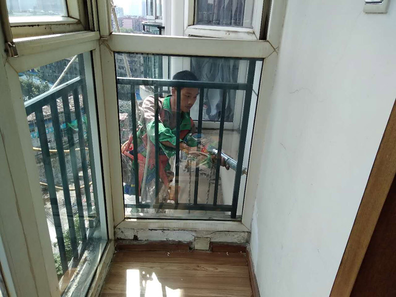 窗戶打膠維修：修補膠是針對塑鋼在安裝，及運輸過程中出現(xiàn)的細小及明顯的裂縫用來修補的膠，有點像牙膏一樣，使用方法，將修補面徹底清洗干凈，干燥，用美工刀片順著裂縫刮出1-2mm的倒角口，再將膠刮入裂縫中，用刀片修平，待到膠體7分干的時候再用刀片將裂縫周圍多余的膠修去，如果感覺效果還是不好的話，等到膠體完全干透以后用1500號以上的水砂紙蘸水輕輕打磨即可。
師傅有專門打膠的工具，打膠完成后要用手抹平！像劑牙膏一樣將修補膠涂在需修正的地方，等干后用鏟鏟平，再用細紗紙磨平。擠出來直接涂在裂縫上抹平。