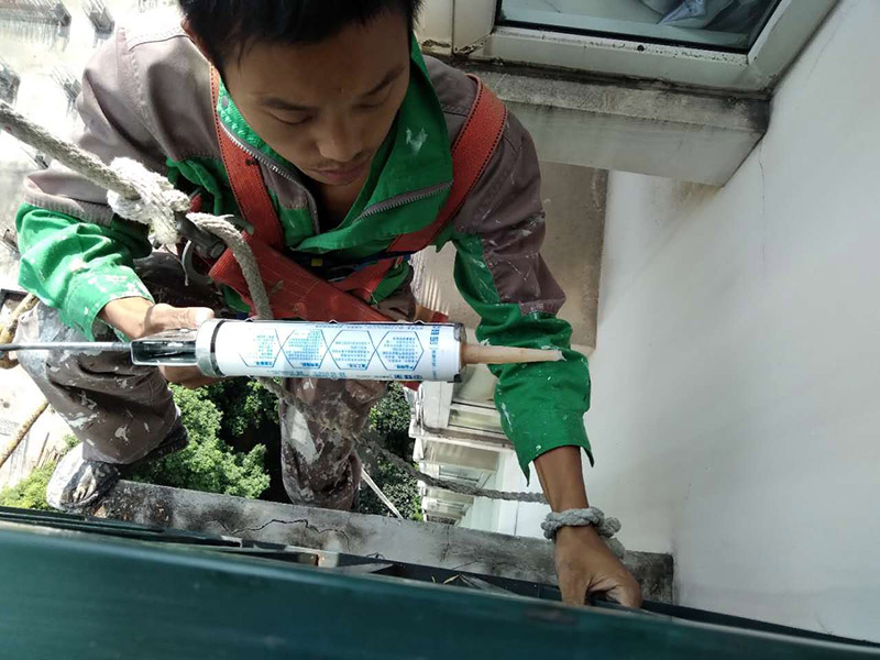 窗戶打膠維修：修補膠是針對塑鋼在安裝，及運輸過程中出現(xiàn)的細小及明顯的裂縫用來修補的膠，有點像牙膏一樣，使用方法，將修補面徹底清洗干凈，干燥，用美工刀片順著裂縫刮出1-2mm的倒角口，再將膠刮入裂縫中，用刀片修平，待到膠體7分干的時候再用刀片將裂縫周圍多余的膠修去，如果感覺效果還是不好的話，等到膠體完全干透以后用1500號以上的水砂紙蘸水輕輕打磨即可。
師傅有專門打膠的工具，打膠完成后要用手抹平！像劑牙膏一樣將修補膠涂在需修正的地方，等干后用鏟鏟平，再用細紗紙磨平。擠出來直接涂在裂縫上抹平。