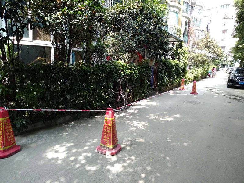窗戶打膠維修：修補膠是針對塑鋼在安裝，及運輸過程中出現(xiàn)的細小及明顯的裂縫用來修補的膠，有點像牙膏一樣，使用方法，將修補面徹底清洗干凈，干燥，用美工刀片順著裂縫刮出1-2mm的倒角口，再將膠刮入裂縫中，用刀片修平，待到膠體7分干的時候再用刀片將裂縫周圍多余的膠修去，如果感覺效果還是不好的話，等到膠體完全干透以后用1500號以上的水砂紙蘸水輕輕打磨即可。
師傅有專門打膠的工具，打膠完成后要用手抹平！像劑牙膏一樣將修補膠涂在需修正的地方，等干后用鏟鏟平，再用細紗紙磨平。擠出來直接涂在裂縫上抹平。