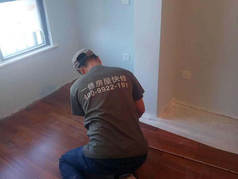 地板安裝維修：地面全部掃干凈后，鋪上一層薄薄的塑料膜，要全部鋪滿，再在上面鋪上地板專用的地膜。地板安裝師傅將很多地板從箱子里拿出來，全部攤放在地上，挑選色差，色差大的放在床、衣柜下面，色差均勻小的鋪在明顯的地方。如果地板嫌長，就放在地板的切割機上切成需要的長度。