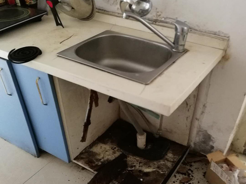 水槽管道維修：1.水槽出水口漏水
如果水槽漏水原因是水槽出水口漏水，一般來(lái)講，應(yīng)該是水槽內(nèi)的軸心墊片損壞了，只要將軸心墊更換一個(gè)就可以了。用鉗子將壓蓋拴進(jìn)行旋轉(zhuǎn)，轉(zhuǎn)松后取下，用夾子將磨碎的軸心墊片取出換上新的即可。
2.水槽和臺(tái)面間的銜接松動(dòng)，積水溺到臺(tái)面，并漏到櫥柜里
買(mǎi)好玻璃膠條，并將玻璃膠密封于水槽和臺(tái)面間的銜接處。
3.水槽下水管漏水
無(wú)論是上面的接口漏水，還是水槽下水管與地下的下水管間漏水，問(wèn)題均出在橡膠墊上，橡膠墊老化或是開(kāi)裂，都會(huì)出現(xiàn)漏水，這時(shí)只需把這個(gè)橡膠墊拆開(kāi)并更換一個(gè)便可。
4.水槽本身漏水
用防水膩?zhàn)油磕ㄋ勐┧帯?#10;5.水槽零件壞或松動(dòng)
先仔細(xì)檢查角閥、螺絲和膠墊等位置，看是不是因使用太久，出現(xiàn)腐蝕和老化問(wèn)題，若是如此，建議重新更換一個(gè)。
6.水槽栓下面縫隙漏水
水槽栓下面縫隙漏水的因?yàn)榭赡苁菈荷w內(nèi)三角密封墊磨損導(dǎo)致的。這時(shí)，只要用工具將龍頭的螺絲旋轉(zhuǎn)，轉(zhuǎn)松后取下螺絲和拴頭，將壓蓋弄松取下，接著將壓蓋內(nèi)的三角密封墊取出，換上一個(gè)新的三角密封墊就可以了。