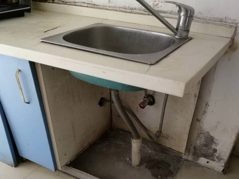 水槽管道維修：1.水槽出水口漏水
如果水槽漏水原因是水槽出水口漏水，一般來(lái)講，應(yīng)該是水槽內(nèi)的軸心墊片損壞了，只要將軸心墊更換一個(gè)就可以了。用鉗子將壓蓋拴進(jìn)行旋轉(zhuǎn)，轉(zhuǎn)松后取下，用夾子將磨碎的軸心墊片取出換上新的即可。
2.水槽和臺(tái)面間的銜接松動(dòng)，積水溺到臺(tái)面，并漏到櫥柜里
買(mǎi)好玻璃膠條，并將玻璃膠密封于水槽和臺(tái)面間的銜接處。
3.水槽下水管漏水
無(wú)論是上面的接口漏水，還是水槽下水管與地下的下水管間漏水，問(wèn)題均出在橡膠墊上，橡膠墊老化或是開(kāi)裂，都會(huì)出現(xiàn)漏水，這時(shí)只需把這個(gè)橡膠墊拆開(kāi)并更換一個(gè)便可。
4.水槽本身漏水
用防水膩?zhàn)油磕ㄋ勐┧帯?5.水槽零件壞或松動(dòng)
先仔細(xì)檢查角閥、螺絲和膠墊等位置，看是不是因使用太久，出現(xiàn)腐蝕和老化問(wèn)題，若是如此，建議重新更換一個(gè)。
6.水槽栓下面縫隙漏水
水槽栓下面縫隙漏水的因?yàn)榭赡苁菈荷w內(nèi)三角密封墊磨損導(dǎo)致的。這時(shí)，只要用工具將龍頭的螺絲旋轉(zhuǎn)，轉(zhuǎn)松后取下螺絲和拴頭，將壓蓋弄松取下，接著將壓蓋內(nèi)的三角密封墊取出，換上一個(gè)新的三角密封墊就可以了。