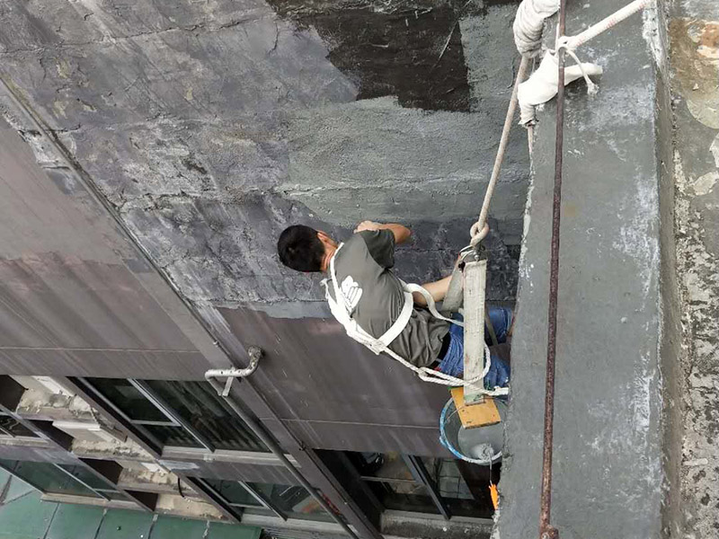 外墻防水維修：1、基層處理：首先要將基層表面的灰塵等清理干凈，一些脆裂的舊層和不耐水的涂層要鏟除，如果有凹處可以用水泥砂漿抹平，小的孔洞和裂縫用水泥乳修補好。 2、刷底膠： 刷底膠時，先要將墻面專用的膠水按照說明上的比例上加水進行稀釋，然后在基層處理好的墻面上用輥筒均勻地涂刷一至二遍膠水打底，涂層膠水要均勻，也不能涂得過多和過少。 3、局部補膩子：基層打底干燥后，用膩子找補不平之處，干后砂平。成品膩子使用前應(yīng)攪勻，膩子偏稠時可酌量加清水調(diào)節(jié)。 4、滿刮膩子：將調(diào)配好的膩子放在托板上，用橡皮刮板進行涂刷，建議從上往下涂，基層一般要涂刷2-3遍，每一遍的膩子不能太厚，膩子涂刷后要及時用砂紙打磨，打磨時力底要適中，不能有波浪形等，打磨好后掃去灰塵就可以了。 5、刷底涂料：底料按照產(chǎn)品說明書進行稀釋然后攪拌均勻，用滾筒在墻面涂刷，要均勻，不要漏刷，也不能刷得太厚，底料干后如果有要修補的地方，建議用膩子修復(fù)然后砂平。