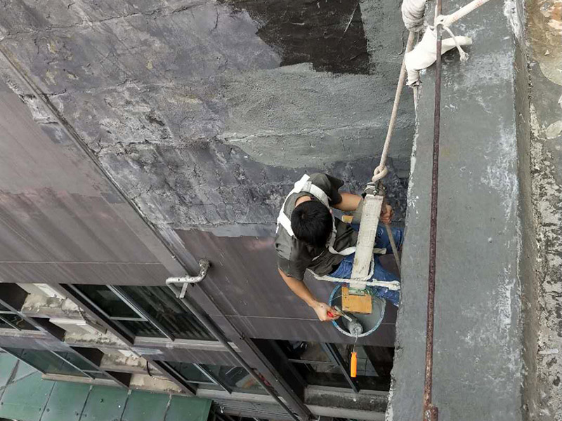 外墻防水維修：1、基層處理：首先要將基層表面的灰塵等清理干凈，一些脆裂的舊層和不耐水的涂層要鏟除，如果有凹處可以用水泥砂漿抹平，小的孔洞和裂縫用水泥乳修補好。 2、刷底膠： 刷底膠時，先要將墻面專用的膠水按照說明上的比例上加水進行稀釋，然后在基層處理好的墻面上用輥筒均勻地涂刷一至二遍膠水打底，涂層膠水要均勻，也不能涂得過多和過少。 3、局部補膩子：基層打底干燥后，用膩子找補不平之處，干后砂平。成品膩子使用前應(yīng)攪勻，膩子偏稠時可酌量加清水調(diào)節(jié)。 4、滿刮膩子：將調(diào)配好的膩子放在托板上，用橡皮刮板進行涂刷，建議從上往下涂，基層一般要涂刷2-3遍，每一遍的膩子不能太厚，膩子涂刷后要及時用砂紙打磨，打磨時力底要適中，不能有波浪形等，打磨好后掃去灰塵就可以了。 5、刷底涂料：底料按照產(chǎn)品說明書進行稀釋然后攪拌均勻，用滾筒在墻面涂刷，要均勻，不要漏刷，也不能刷得太厚，底料干后如果有要修補的地方，建議用膩子修復(fù)然后砂平。