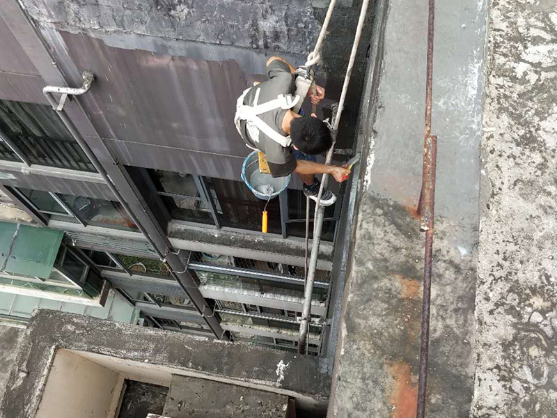 外墻防水維修：1、基層處理：首先要將基層表面的灰塵等清理干凈，一些脆裂的舊層和不耐水的涂層要鏟除，如果有凹處可以用水泥砂漿抹平，小的孔洞和裂縫用水泥乳修補好。 2、刷底膠： 刷底膠時，先要將墻面專用的膠水按照說明上的比例上加水進行稀釋，然后在基層處理好的墻面上用輥筒均勻地涂刷一至二遍膠水打底，涂層膠水要均勻，也不能涂得過多和過少。 3、局部補膩子：基層打底干燥后，用膩子找補不平之處，干后砂平。成品膩子使用前應(yīng)攪勻，膩子偏稠時可酌量加清水調(diào)節(jié)。 4、滿刮膩子：將調(diào)配好的膩子放在托板上，用橡皮刮板進行涂刷，建議從上往下涂，基層一般要涂刷2-3遍，每一遍的膩子不能太厚，膩子涂刷后要及時用砂紙打磨，打磨時力底要適中，不能有波浪形等，打磨好后掃去灰塵就可以了。 5、刷底涂料：底料按照產(chǎn)品說明書進行稀釋然后攪拌均勻，用滾筒在墻面涂刷，要均勻，不要漏刷，也不能刷得太厚，底料干后如果有要修補的地方，建議用膩子修復(fù)然后砂平。