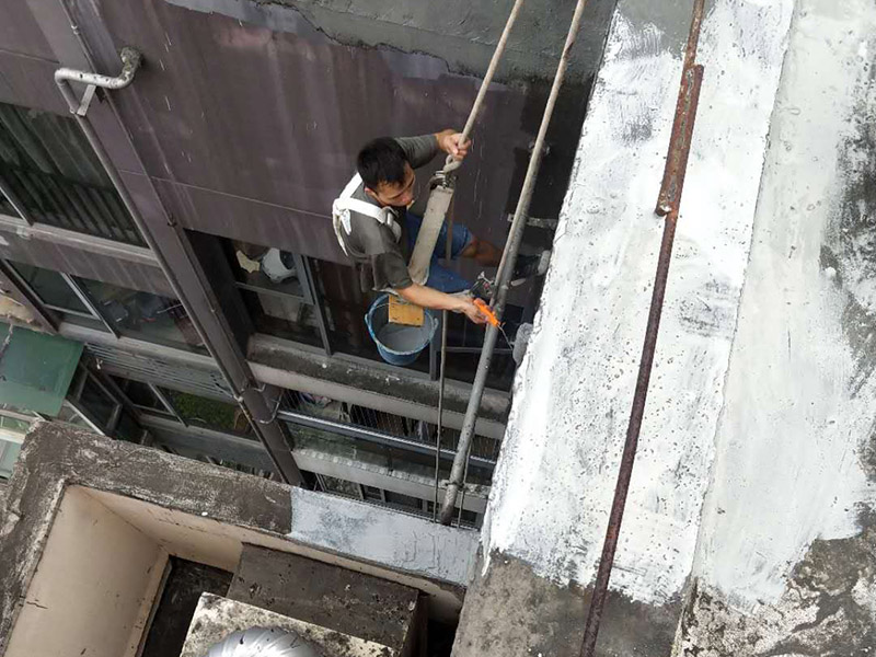 外墻防水維修：1、基層處理：首先要將基層表面的灰塵等清理干凈，一些脆裂的舊層和不耐水的涂層要鏟除，如果有凹處可以用水泥砂漿抹平，小的孔洞和裂縫用水泥乳修補好。 2、刷底膠： 刷底膠時，先要將墻面專用的膠水按照說明上的比例上加水進行稀釋，然后在基層處理好的墻面上用輥筒均勻地涂刷一至二遍膠水打底，涂層膠水要均勻，也不能涂得過多和過少。 3、局部補膩子：基層打底干燥后，用膩子找補不平之處，干后砂平。成品膩子使用前應(yīng)攪勻，膩子偏稠時可酌量加清水調(diào)節(jié)。 4、滿刮膩子：將調(diào)配好的膩子放在托板上，用橡皮刮板進行涂刷，建議從上往下涂，基層一般要涂刷2-3遍，每一遍的膩子不能太厚，膩子涂刷后要及時用砂紙打磨，打磨時力底要適中，不能有波浪形等，打磨好后掃去灰塵就可以了。 5、刷底涂料：底料按照產(chǎn)品說明書進行稀釋然后攪拌均勻，用滾筒在墻面涂刷，要均勻，不要漏刷，也不能刷得太厚，底料干后如果有要修補的地方，建議用膩子修復(fù)然后砂平。