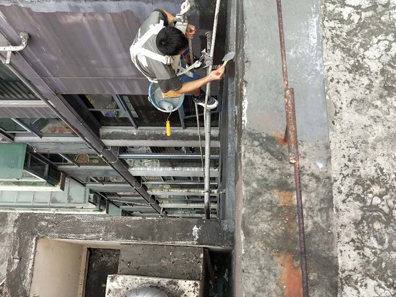 外墻防水維修：1、基層處理：首先要將基層表面的灰塵等清理干凈，一些脆裂的舊層和不耐水的涂層要鏟除，如果有凹處可以用水泥砂漿抹平，小的孔洞和裂縫用水泥乳修補好。 2、刷底膠： 刷底膠時，先要將墻面專用的膠水按照說明上的比例上加水進行稀釋，然后在基層處理好的墻面上用輥筒均勻地涂刷一至二遍膠水打底，涂層膠水要均勻，也不能涂得過多和過少。 3、局部補膩子：基層打底干燥后，用膩子找補不平之處，干后砂平。成品膩子使用前應(yīng)攪勻，膩子偏稠時可酌量加清水調(diào)節(jié)。 4、滿刮膩子：將調(diào)配好的膩子放在托板上，用橡皮刮板進行涂刷，建議從上往下涂，基層一般要涂刷2-3遍，每一遍的膩子不能太厚，膩子涂刷后要及時用砂紙打磨，打磨時力底要適中，不能有波浪形等，打磨好后掃去灰塵就可以了。 5、刷底涂料：底料按照產(chǎn)品說明書進行稀釋然后攪拌均勻，用滾筒在墻面涂刷，要均勻，不要漏刷，也不能刷得太厚，底料干后如果有要修補的地方，建議用膩子修復(fù)然后砂平。