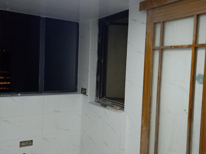 衛(wèi)生間瓷磚鋪貼：基層處理：把沾在基層上的浮漿、落地灰等用暫子或鋼絲刷清理掉，再用掃帚將浮土清掃干凈。找標高：根據(jù)水平標準線和設計厚度，在四周墻、柱上彈出面層的上平標高控制線。排磚：將房間依照磚的尺寸留縫大小，排出磚的放置位置，并在基層地面彈出十字控制線和分格線。鋪設結合層砂漿：鋪設前應將基底濕潤，并在基底上刷一道素水泥漿或界面結合劑，隨刷隨鋪設攪拌均勻的干硬性水泥砂漿。鋪磚時應先在房間中間按照十字線鋪設十字控制磚，之后按照十字控制磚向四周鋪設，并隨時用2m靠尺和水平尺檢查平整度。大面積鋪貼時應分段、分部位鋪貼。養(yǎng)護：當磚面層鋪貼完24h內應開始澆水養(yǎng)護，養(yǎng)護時間不得小于7d。