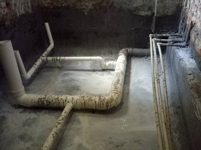 廁所防水保護(hù)維修：防水施工前要清掃干凈，防止石粒和雜物將雨水口、雨水管堵塞.。 防水施工完成后，要及時(shí)將防水保護(hù)層做好，防止破壞。 在施工中運(yùn)送材料的手推車支腿應(yīng)用庶布或膠皮包扎好，防止將防水層刮破，并安排防水人員隨時(shí)檢查，一但發(fā)現(xiàn)有刮破的，要及時(shí)進(jìn)行修補(bǔ)。 在施工防水時(shí)，要注意防止對(duì)屋面及其他已做完墻面的污染。 水落口處在施工時(shí)，要做臨時(shí)封閉，防止管內(nèi)堵塞。 屋面防水施工時(shí)，嚴(yán)禁穿帶釘子的鞋作業(yè)。