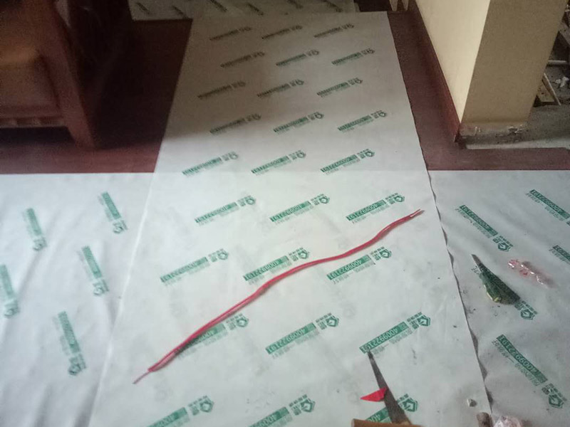 廁所防水保護(hù)維修：防水施工前要清掃干凈，防止石粒和雜物將雨水口、雨水管堵塞.。 防水施工完成后，要及時(shí)將防水保護(hù)層做好，防止破壞。 在施工中運(yùn)送材料的手推車支腿應(yīng)用庶布或膠皮包扎好，防止將防水層刮破，并安排防水人員隨時(shí)檢查，一但發(fā)現(xiàn)有刮破的，要及時(shí)進(jìn)行修補(bǔ)。 在施工防水時(shí)，要注意防止對(duì)屋面及其他已做完墻面的污染。 水落口處在施工時(shí)，要做臨時(shí)封閉，防止管內(nèi)堵塞。 屋面防水施工時(shí)，嚴(yán)禁穿帶釘子的鞋作業(yè)。