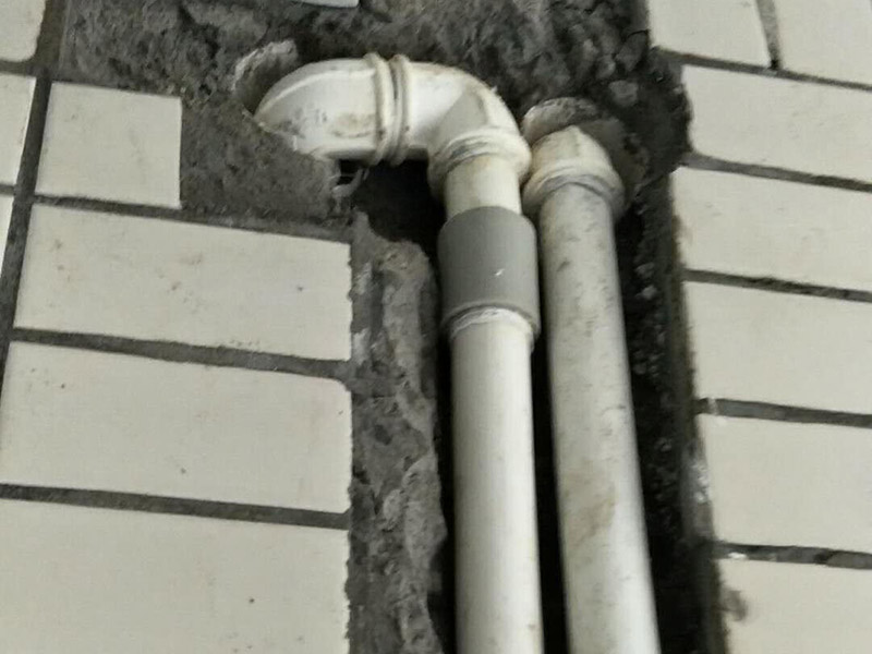 水管維修改造：　1、開槽。先彈線，再開槽，管路開槽按照要求必須是平行線和垂直線。對于平行走線的管路一律控制在60-90厘米高，如果安裝了水龍頭的管路記得要能夠垂直。
2、安裝。管道分為冷水管和熱水管，暗藏管道要杜絕使用鍍鋅鐵管?？梢酝ㄟ^施工人員和業(yè)主商量水域和使用功能，安排水電師傅排放安裝好的所有水龍頭和用水位置。要是沒有完整圖紙的和業(yè)主溝通增加現(xiàn)場定位水路使用功能。
3、檢驗。一定要對管道進行檢查，關(guān)系到以后水路安全問題，我們可以通過試壓方法做管道檢查，試壓是管道檢查滲漏的方法之一，可以先堵頭將所有內(nèi)絲堵死。用壓力表打壓(家裝一般6--8kg)試水。打壓之后檢查所有管道所有接頭。
　4、防水。水路管道裝好之后，用水泥沙子混合封好衛(wèi)生間的線槽，等線槽和地面干后，再次清洗地面和墻面，墻地面水分干了就可以做防水，墻面防水最好在80cm以上高。要是廚房墻背面有家具的墻面，必須做滿墻，才能帶來好的防潮效果。
5、電路開槽。和業(yè)主商量用電功能和要求之后，和電工師傅交底，彈好平行和垂直開槽。
6、電路布線。對于電路布線家用2.5—6平米以上銅芯線、16mm以上線管。而強弱電線管與暗合要分開。