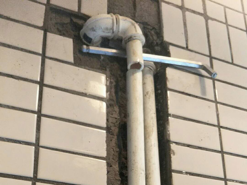 水管維修改造：　1、開槽。先彈線，再開槽，管路開槽按照要求必須是平行線和垂直線。對于平行走線的管路一律控制在60-90厘米高，如果安裝了水龍頭的管路記得要能夠垂直。
2、安裝。管道分為冷水管和熱水管，暗藏管道要杜絕使用鍍鋅鐵管?？梢酝ㄟ^施工人員和業(yè)主商量水域和使用功能，安排水電師傅排放安裝好的所有水龍頭和用水位置。要是沒有完整圖紙的和業(yè)主溝通增加現(xiàn)場定位水路使用功能。
3、檢驗。一定要對管道進行檢查，關(guān)系到以后水路安全問題，我們可以通過試壓方法做管道檢查，試壓是管道檢查滲漏的方法之一，可以先堵頭將所有內(nèi)絲堵死。用壓力表打壓(家裝一般6--8kg)試水。打壓之后檢查所有管道所有接頭。
　4、防水。水路管道裝好之后，用水泥沙子混合封好衛(wèi)生間的線槽，等線槽和地面干后，再次清洗地面和墻面，墻地面水分干了就可以做防水，墻面防水最好在80cm以上高。要是廚房墻背面有家具的墻面，必須做滿墻，才能帶來好的防潮效果。
5、電路開槽。和業(yè)主商量用電功能和要求之后，和電工師傅交底，彈好平行和垂直開槽。
6、電路布線。對于電路布線家用2.5—6平米以上銅芯線、16mm以上線管。而強弱電線管與暗合要分開。