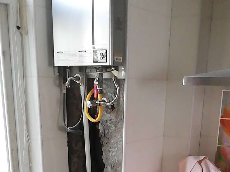 熱水器水管找漏維修：1、如果是PVC的水管的話，就可以去買一根PVC的水管來(lái)自己接，先把壞了的那根管子割斷，把接口先套進(jìn)管子的一端，使另外的一端的割斷位置正好與接口的另外的一個(gè)口子齊平，使它剛好能夠弄直，然后把直接往這一端送，使兩端都有一定的交叉接著距離（長(zhǎng)度）然后把它拆卸下來(lái)，用PVC膠水涂抹在直接的兩端內(nèi)側(cè)與兩個(gè)下水管的外側(cè)。 2、可以買防水膠帶來(lái)修補(bǔ)下水管，就纏住行了，再用砂漿防水劑和水泥抹上去就行了。 3、找專業(yè)的公司比較好一點(diǎn)，如果您自己不能處理的話。