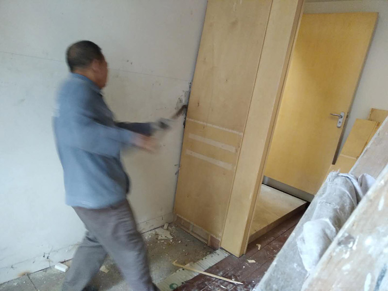家具拆除維修：首先一般情況下，在組裝家具的時候，會用到的工具，在拆卸時同樣用得到，所以，一定要注意工具種類。然后應(yīng)該盡量騰出足夠的空間，家具拆卸的時候，如果空間不夠是很難完成的，所以，我們可以將家具搬到一個寬敞的地方，然后進(jìn)行拆卸。在組裝家具的時候，通常是將家具放倒以后才能進(jìn)行工作，因此，拆卸的時候，同樣道理，先放倒再拆卸，以免看不清結(jié)構(gòu)導(dǎo)致?lián)p壞家具。在拆卸板式家具的時候，一定要先拆除小件，也就是一些輔助性的東西，最后在對大的框架進(jìn)行拆除，不要本末倒置，防止大的部分散掉損害小件部分。