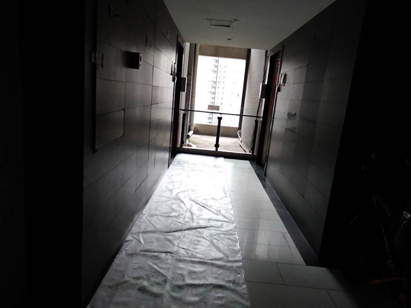 家具拆除維修：首先一般情況下，在組裝家具的時候，會用到的工具，在拆卸時同樣用得到，所以，一定要注意工具種類。然后應(yīng)該盡量騰出足夠的空間，家具拆卸的時候，如果空間不夠是很難完成的，所以，我們可以將家具搬到一個寬敞的地方，然后進(jìn)行拆卸。在組裝家具的時候，通常是將家具放倒以后才能進(jìn)行工作，因此，拆卸的時候，同樣道理，先放倒再拆卸，以免看不清結(jié)構(gòu)導(dǎo)致?lián)p壞家具。在拆卸板式家具的時候，一定要先拆除小件，也就是一些輔助性的東西，最后在對大的框架進(jìn)行拆除，不要本末倒置，防止大的部分散掉損害小件部分。