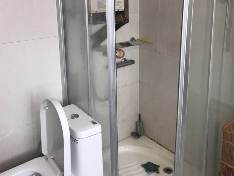 淋浴房維修：.如果淋浴房有底盆，那么首先將底盆安裝好。先將底盆零件組合起來，然后調(diào)節(jié)水平位置。底盆盆內(nèi)不能留有積水。底盆的軟管與地漏連接起來，并且連接牢固?？蚣芙Y(jié)構(gòu)安裝好之后將玻璃嵌入，玻璃底部要夾緊鎖在底盆鉆孔位置，并用螺絲將其固定。頂管要安裝在玻璃上方，確定安裝位置用鉆機(jī)鉆孔，安裝好固定座后連接頂管。