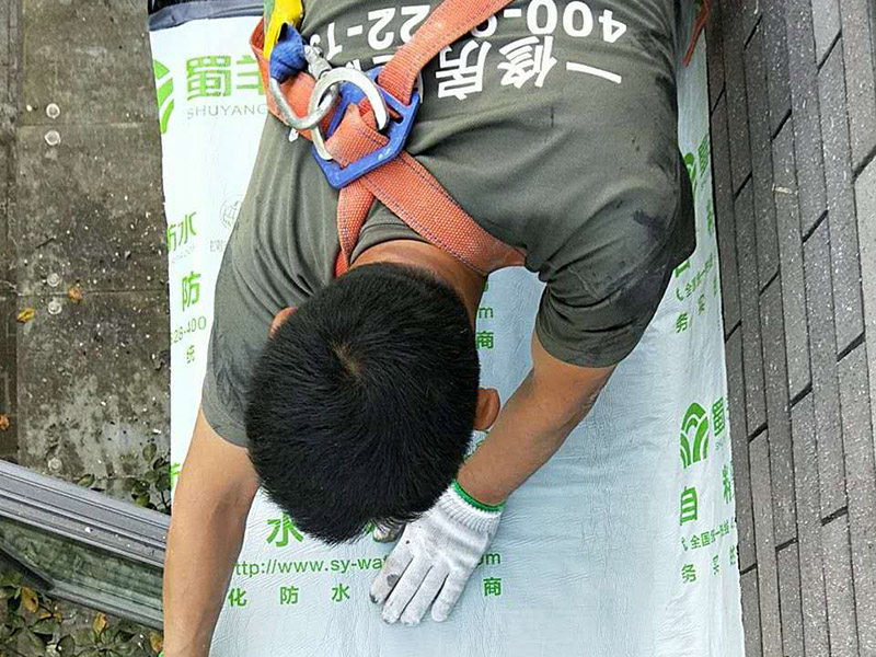 外陽臺防水維修：首先要確保地面有坡度，低的一邊為排水口。然后就是要確保陽臺和客廳或陽臺和起居室至少要有2～3公分的高度差。要使客廳和陽臺有這樣的高度差其實是很難的，因為建筑本身可能高度差只有1公分左右。陽臺地面要確保排水系統(tǒng)的順暢，特別是陽臺養(yǎng)有植物時要定期清理，防止排水時堵塞地漏，以防止積水滲透進(jìn)居室。如果花園有人工照明的也要進(jìn)行防水處理，特別是燈具和防漏電開關(guān)，以免雨天發(fā)生漏電時造成傷害。