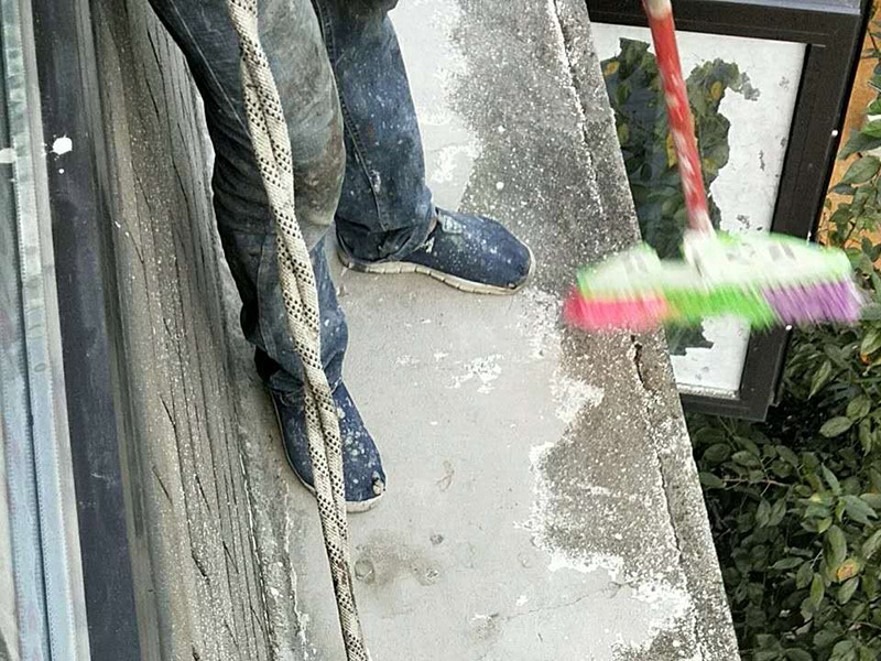 外陽臺防水維修：首先要確保地面有坡度，低的一邊為排水口。然后就是要確保陽臺和客廳或陽臺和起居室至少要有2～3公分的高度差。要使客廳和陽臺有這樣的高度差其實是很難的，因為建筑本身可能高度差只有1公分左右。陽臺地面要確保排水系統(tǒng)的順暢，特別是陽臺養(yǎng)有植物時要定期清理，防止排水時堵塞地漏，以防止積水滲透進(jìn)居室。如果花園有人工照明的也要進(jìn)行防水處理，特別是燈具和防漏電開關(guān)，以免雨天發(fā)生漏電時造成傷害。