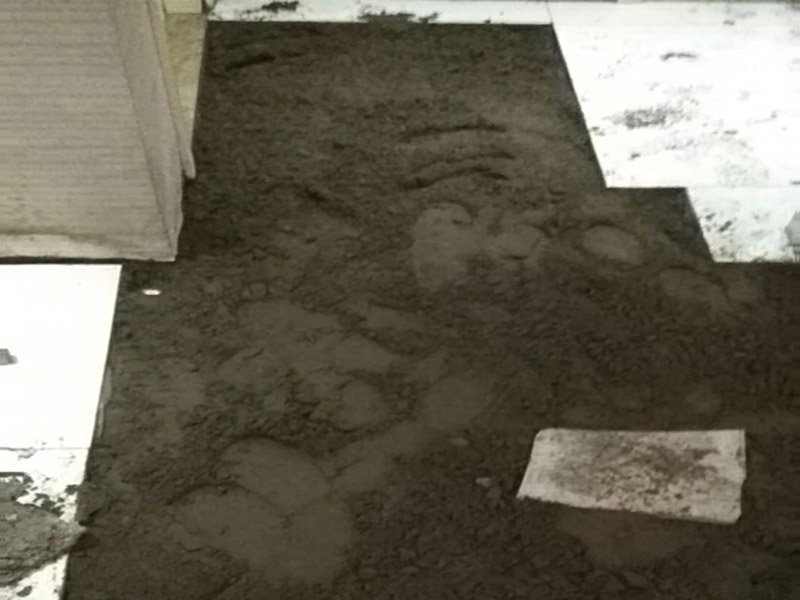 瓷磚重新鋪貼：1、基層處理：把沾在基層上的浮漿、落地灰等用暫子或鋼絲刷清理掉，再用掃帚將浮土清掃干凈。2、找標(biāo)高：根據(jù)水平標(biāo)準(zhǔn)線和設(shè)計(jì)厚度，在四周墻、柱上彈出面層的上平標(biāo)高控制線。3、鋪設(shè)結(jié)合層砂漿：鋪設(shè)前應(yīng)將基底濕潤(rùn)，并在基底上刷一道素水泥漿或界面結(jié)合劑，隨刷隨鋪設(shè)攪拌均勻的干硬性水泥砂漿。4、鋪磚：將磚放置在于拌料上，用橡皮錘找平，之后將磚拿起，在干拌料上澆適量素水泥漿，同時(shí)在磚背面涂厚度約lnm的素水泥膏，再將磚放置在找過(guò)平的干拌料上，用橡皮錘按標(biāo)高控制線和方正控制線坐平坐正。5、養(yǎng)護(hù)：當(dāng)磚面層鋪貼完24h內(nèi)應(yīng)開始澆水養(yǎng)護(hù)，養(yǎng)護(hù)時(shí)間不得小于7d。