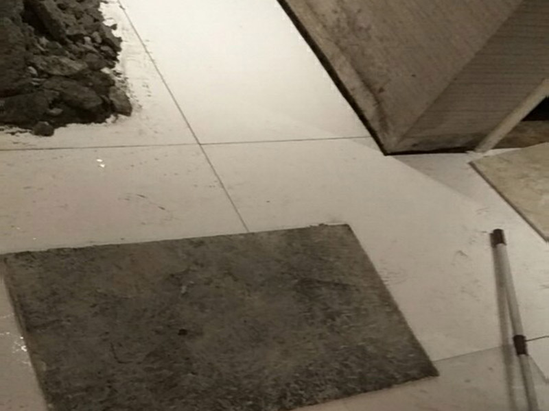 瓷磚重新鋪貼：1、基層處理：把沾在基層上的浮漿、落地灰等用暫子或鋼絲刷清理掉，再用掃帚將浮土清掃干凈。2、找標(biāo)高：根據(jù)水平標(biāo)準(zhǔn)線和設(shè)計(jì)厚度，在四周墻、柱上彈出面層的上平標(biāo)高控制線。3、鋪設(shè)結(jié)合層砂漿：鋪設(shè)前應(yīng)將基底濕潤(rùn)，并在基底上刷一道素水泥漿或界面結(jié)合劑，隨刷隨鋪設(shè)攪拌均勻的干硬性水泥砂漿。4、鋪磚：將磚放置在于拌料上，用橡皮錘找平，之后將磚拿起，在干拌料上澆適量素水泥漿，同時(shí)在磚背面涂厚度約lnm的素水泥膏，再將磚放置在找過(guò)平的干拌料上，用橡皮錘按標(biāo)高控制線和方正控制線坐平坐正。5、養(yǎng)護(hù)：當(dāng)磚面層鋪貼完24h內(nèi)應(yīng)開始澆水養(yǎng)護(hù)，養(yǎng)護(hù)時(shí)間不得小于7d。