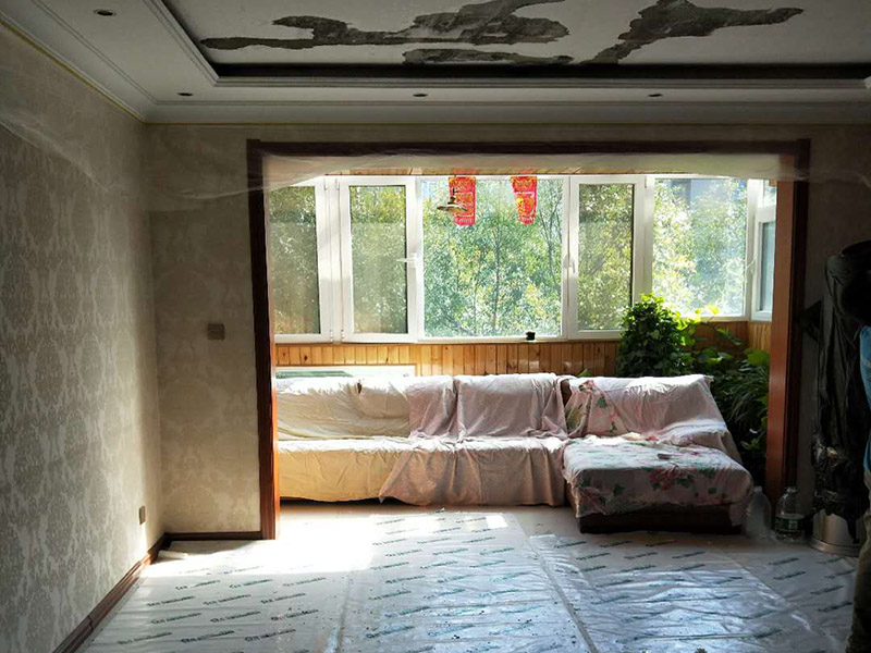 吊頂改造維修：吊頂施工的前期準備工作尤為重要，包括測量和選材等步驟，在正式施工前，工人先要用水平管來測量墻面彈的墨線是否水平，只有保證了基礎線的確實水平，才不會讓后來安裝的吊頂產(chǎn)生傾斜或存在高低落差。石膏板吊頂需要固定在牢固的木質(zhì)龍骨框架上，因此之前對龍骨材料的仔細挑選就成為了必不可少的步驟，建議大家盡量選擇握釘力較好的松木材質(zhì)。因為龍骨是木質(zhì)的，因此必須注意防火，規(guī)范的做法是現(xiàn)在龍骨表面均勻涂刷防火涂料，等整根龍骨都見白了，再釘在墻上，這能保證其與墻壁接觸的地方也刷到防火涂料。