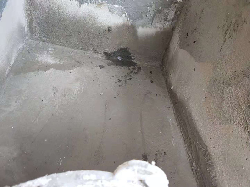 小露臺(tái)防水施工：1、選好防水涂料：涂料選好了，防水就成功了一大半。沒(méi)有優(yōu)良的性能和良好的保護(hù)措施，難以達(dá)到要求的耐久年限。所以應(yīng)選擇抗拉強(qiáng)度高、延伸率大、耐老化好的防水材料。 　　2.坡度設(shè)計(jì)：首先要確保地面有坡度，低的一邊為排水口。然后就是要確保陽(yáng)臺(tái)和客廳或陽(yáng)臺(tái)和起居室至少要有2～3公分的高度差。一般情況下要使客廳和陽(yáng)臺(tái)有這樣的高度差其實(shí)是很有難度的，因?yàn)榻ㄖ旧砜赡芨叨炔钪挥?公分左右。建議用一塊大理石板來(lái)做裝飾，既實(shí)用又美觀(guān)。 　　3.在露臺(tái)地面要確保排水系統(tǒng)的順暢，特別是陽(yáng)臺(tái)養(yǎng)有植物時(shí)要定期清理，防止排水時(shí)堵塞地漏，以防止積水滲透進(jìn)居室。