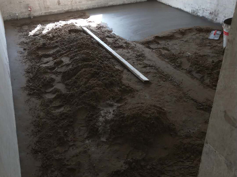 地面找平維修：水泥找平最傳統(tǒng)的地面找平方式，適合各種地面找平。先對地面基層打磨，尤其是凸起的地方，盡量打磨平齊;之后找地面的高度，并彈線標記;抹灰餅和標筋后，開始刷水泥砂漿，將地面全部鋪平;可使用木抹子將其搓平，確保平整，并用鐵抹子來壓光，通常要壓三遍，最后做地面養(yǎng)護等待自然干燥。選擇水泥砂漿地面找平，費用會比石膏地面找平貴一些。 若地面準備安裝地暖，選擇自流平來做地面找平最合適不過了。不僅地面找平薄(大約在2mm—5mm左右)，還不會對地暖的熱傳導有影響。若家中樓層較矮，選擇這種方式也合適。