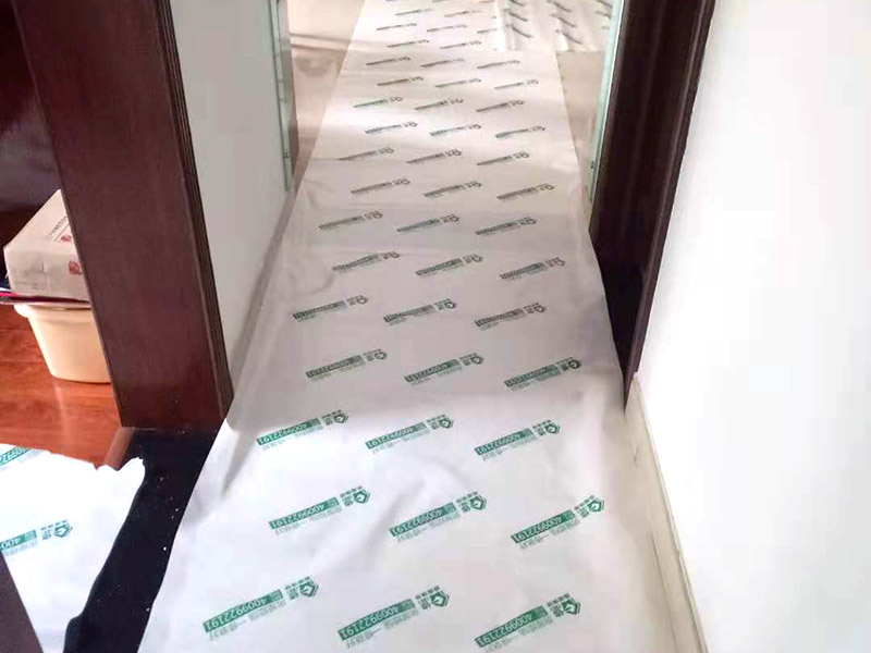 過道成品保護：各種裝修物料的進場以及各種建筑裝修垃圾的清理，都會經(jīng)過入戶門，這些物品在搬運的過程中，難免會和入戶門發(fā)生磕碰，造成入戶門的磕碰劃傷，所以，第一個需要做好成品保護的地方就是入戶門。 在裝修開工前直到家具進場期間，都需要對入戶門進行保護！可以使用成品保護膜將門包裹。 地面瓷磚鋪貼完后，用成品保護膜覆蓋磚面，既可以防止裝修時的沙子磨傷地面，同時也能有效地防止油漆涂料等有色液體滴落磚面，造成地面污染。