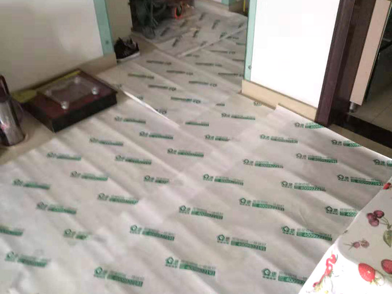 過道成品保護：各種裝修物料的進場以及各種建筑裝修垃圾的清理，都會經(jīng)過入戶門，這些物品在搬運的過程中，難免會和入戶門發(fā)生磕碰，造成入戶門的磕碰劃傷，所以，第一個需要做好成品保護的地方就是入戶門。 在裝修開工前直到家具進場期間，都需要對入戶門進行保護！可以使用成品保護膜將門包裹。 地面瓷磚鋪貼完后，用成品保護膜覆蓋磚面，既可以防止裝修時的沙子磨傷地面，同時也能有效地防止油漆涂料等有色液體滴落磚面，造成地面污染。