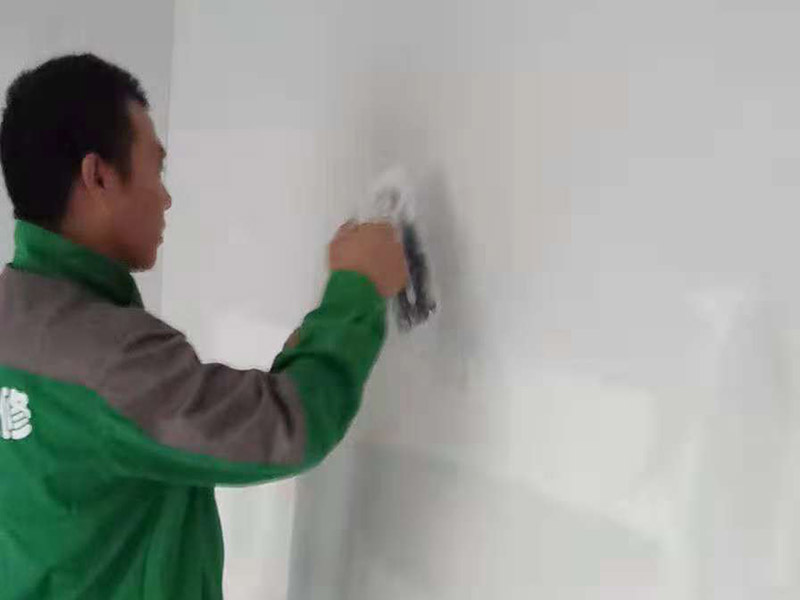 過道成品保護：各種裝修物料的進場以及各種建筑裝修垃圾的清理，都會經(jīng)過入戶門，這些物品在搬運的過程中，難免會和入戶門發(fā)生磕碰，造成入戶門的磕碰劃傷，所以，第一個需要做好成品保護的地方就是入戶門。 在裝修開工前直到家具進場期間，都需要對入戶門進行保護！可以使用成品保護膜將門包裹。 地面瓷磚鋪貼完后，用成品保護膜覆蓋磚面，既可以防止裝修時的沙子磨傷地面，同時也能有效地防止油漆涂料等有色液體滴落磚面，造成地面污染。
