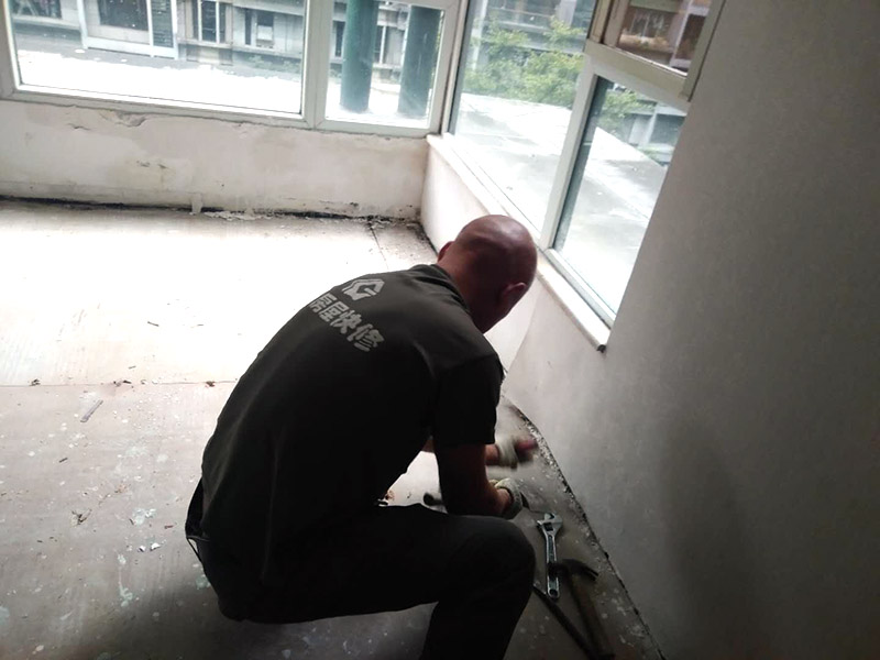 地板拆除維修：復(fù)合木地板拆除工藝比較簡單，清除房間的家具后，使用平口螺絲刀將踢腳線撬開，再沿著踢腳線邊緣將墻角的地板撬開并拆除，這塊地板可能會破損，但是其他地板就可以完整拆除了，帶有鎖扣結(jié)構(gòu)的復(fù)合木地板要順應(yīng)地板的長邊抽出，這樣會比較輕松。拆除后的復(fù)合木地板沒有保留價值，一般都要清運出場最后將鋪至地板下防潮氈揭開，底層可能會有潮濕，這時要開窗通風(fēng)，待地面完全工燥后再鋪設(shè)新地板。 實木地板的拆除工藝比較復(fù)雜，拆除踢腳線后仍從墻角邊緣開始，使用起釘錘將木地板撬起抽出，由于實木地板安裝在木龍骨上，撬起時會有一定的彈性，施工難度較大，但是不能使用切割機，因為切割機容易破壞地面和固定木龍骨的膨脹螺栓而產(chǎn)生火花。