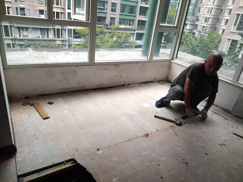 地板拆除維修：復(fù)合木地板拆除工藝比較簡單，清除房間的家具后，使用平口螺絲刀將踢腳線撬開，再沿著踢腳線邊緣將墻角的地板撬開并拆除，這塊地板可能會破損，但是其他地板就可以完整拆除了，帶有鎖扣結(jié)構(gòu)的復(fù)合木地板要順應(yīng)地板的長邊抽出，這樣會比較輕松。拆除后的復(fù)合木地板沒有保留價值，一般都要清運出場最后將鋪至地板下防潮氈揭開，底層可能會有潮濕，這時要開窗通風(fēng)，待地面完全工燥后再鋪設(shè)新地板。 實木地板的拆除工藝比較復(fù)雜，拆除踢腳線后仍從墻角邊緣開始，使用起釘錘將木地板撬起抽出，由于實木地板安裝在木龍骨上，撬起時會有一定的彈性，施工難度較大，但是不能使用切割機，因為切割機容易破壞地面和固定木龍骨的膨脹螺栓而產(chǎn)生火花。