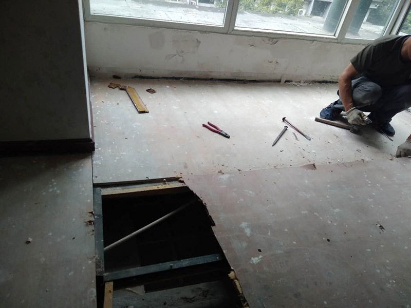 地板拆除維修：復(fù)合木地板拆除工藝比較簡單，清除房間的家具后，使用平口螺絲刀將踢腳線撬開，再沿著踢腳線邊緣將墻角的地板撬開并拆除，這塊地板可能會破損，但是其他地板就可以完整拆除了，帶有鎖扣結(jié)構(gòu)的復(fù)合木地板要順應(yīng)地板的長邊抽出，這樣會比較輕松。拆除后的復(fù)合木地板沒有保留價值，一般都要清運出場最后將鋪至地板下防潮氈揭開，底層可能會有潮濕，這時要開窗通風(fēng)，待地面完全工燥后再鋪設(shè)新地板。 實木地板的拆除工藝比較復(fù)雜，拆除踢腳線后仍從墻角邊緣開始，使用起釘錘將木地板撬起抽出，由于實木地板安裝在木龍骨上，撬起時會有一定的彈性，施工難度較大，但是不能使用切割機，因為切割機容易破壞地面和固定木龍骨的膨脹螺栓而產(chǎn)生火花。