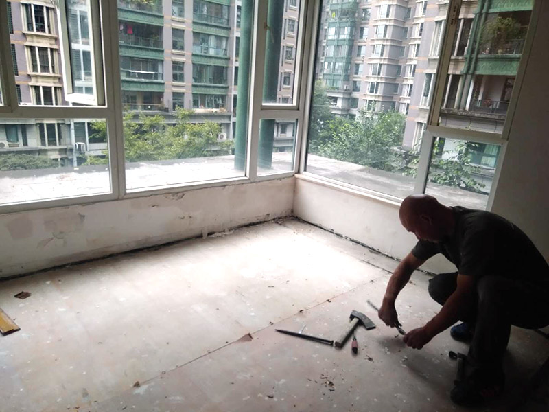 地板拆除維修：復(fù)合木地板拆除工藝比較簡單，清除房間的家具后，使用平口螺絲刀將踢腳線撬開，再沿著踢腳線邊緣將墻角的地板撬開并拆除，這塊地板可能會破損，但是其他地板就可以完整拆除了，帶有鎖扣結(jié)構(gòu)的復(fù)合木地板要順應(yīng)地板的長邊抽出，這樣會比較輕松。拆除后的復(fù)合木地板沒有保留價值，一般都要清運出場最后將鋪至地板下防潮氈揭開，底層可能會有潮濕，這時要開窗通風(fēng)，待地面完全工燥后再鋪設(shè)新地板。 實木地板的拆除工藝比較復(fù)雜，拆除踢腳線后仍從墻角邊緣開始，使用起釘錘將木地板撬起抽出，由于實木地板安裝在木龍骨上，撬起時會有一定的彈性，施工難度較大，但是不能使用切割機，因為切割機容易破壞地面和固定木龍骨的膨脹螺栓而產(chǎn)生火花。