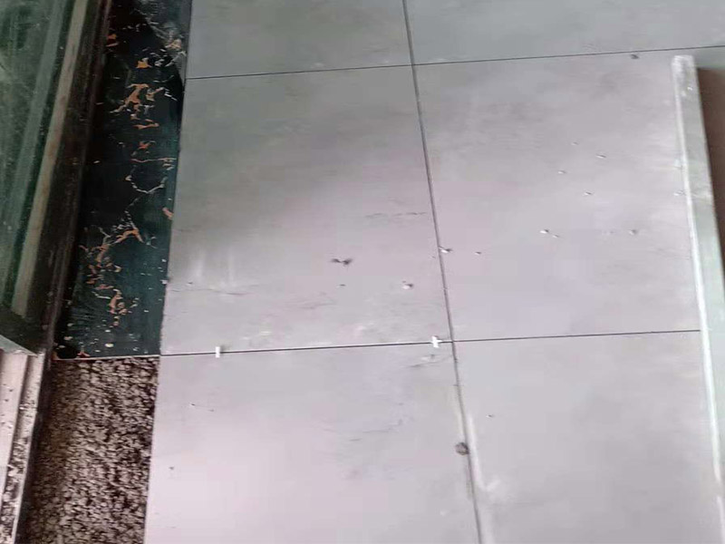 客廳地磚鋪貼：鋪貼的工具包括橡膠錘和粘結(jié)劑。在進(jìn)行施工之前先把所需要的這些材料都整理好放在一旁備用；基層的處理工作對(duì)瓷磚的平整度有很大的影響，對(duì)于基層要做好清潔工作，還有找平工作。放樣：在進(jìn)行瓷磚的鋪貼工作之前還事先找好垂直線，這樣可以在鋪貼的時(shí)候找到瓷磚的水平線，讓瓷磚鋪貼的更加的平整。粘結(jié)劑加水?dāng)嚢杈鶆?，靜置10分鐘之后就可以使用。將瓷磚表面的浮灰清除，再在瓷磚背面均勻的涂抹上粘結(jié)劑，按照預(yù)鋪的順序?qū)⒋纱u鋪貼在地面上，最后用橡膠錘輕輕拍打至服帖齊整。