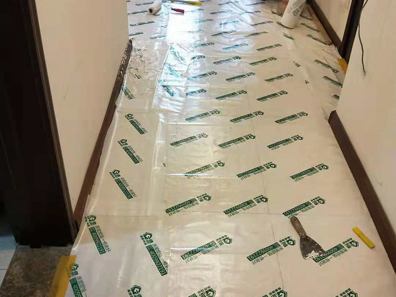 墻面起霉空鼓維修：確定空鼓的具體位置，用粉筆畫(huà)出切割線(xiàn)，切割線(xiàn)比空鼓部位寬出不少于100mm。切割線(xiàn)必須整潔規(guī)范，做成長(zhǎng)方形或正方形。畫(huà)好切割線(xiàn)后用砂輪切割機(jī)切開(kāi)，禁止未切割就直接打鑿。打鑿必須干凈，清理到基層。掛鋼絲網(wǎng)，噴霧器灑水濕潤(rùn)。先在底面及四周刷801膠素水泥漿一遍，12小時(shí)內(nèi)進(jìn)行噴水養(yǎng)護(hù)不少于3天。分兩次用和原面層相同材料的1:2水泥砂漿填補(bǔ)并搓平。修補(bǔ)完后用噴霧器噴水養(yǎng)護(hù)不少于3天。