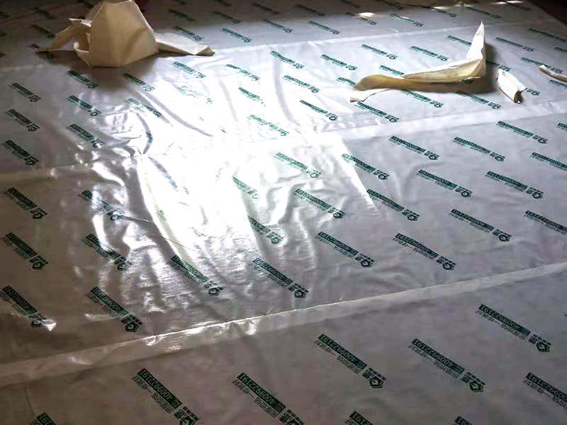 墻面起霉空鼓維修：確定空鼓的具體位置，用粉筆畫(huà)出切割線(xiàn)，切割線(xiàn)比空鼓部位寬出不少于100mm。切割線(xiàn)必須整潔規(guī)范，做成長(zhǎng)方形或正方形。畫(huà)好切割線(xiàn)后用砂輪切割機(jī)切開(kāi)，禁止未切割就直接打鑿。打鑿必須干凈，清理到基層。掛鋼絲網(wǎng)，噴霧器灑水濕潤(rùn)。先在底面及四周刷801膠素水泥漿一遍，12小時(shí)內(nèi)進(jìn)行噴水養(yǎng)護(hù)不少于3天。分兩次用和原面層相同材料的1:2水泥砂漿填補(bǔ)并搓平。修補(bǔ)完后用噴霧器噴水養(yǎng)護(hù)不少于3天。