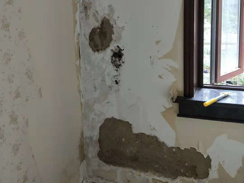 墻面起霉空鼓維修：確定空鼓的具體位置，用粉筆畫(huà)出切割線(xiàn)，切割線(xiàn)比空鼓部位寬出不少于100mm。切割線(xiàn)必須整潔規(guī)范，做成長(zhǎng)方形或正方形。畫(huà)好切割線(xiàn)后用砂輪切割機(jī)切開(kāi)，禁止未切割就直接打鑿。打鑿必須干凈，清理到基層。掛鋼絲網(wǎng)，噴霧器灑水濕潤(rùn)。先在底面及四周刷801膠素水泥漿一遍，12小時(shí)內(nèi)進(jìn)行噴水養(yǎng)護(hù)不少于3天。分兩次用和原面層相同材料的1:2水泥砂漿填補(bǔ)并搓平。修補(bǔ)完后用噴霧器噴水養(yǎng)護(hù)不少于3天。