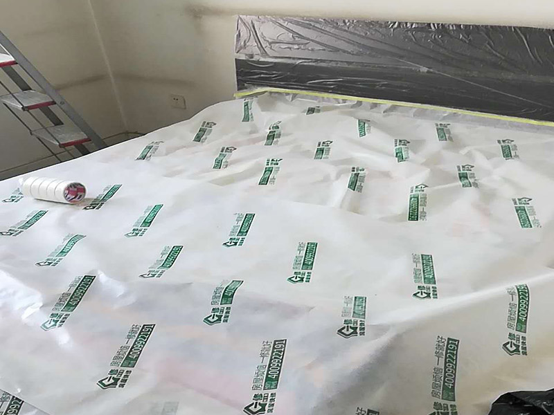 臥室局部改造：老房子裝修是工首步驟，也是最重要的步驟，就是拆改,拆除一些不必要的墻體，改造房屋結(jié)構(gòu)和水電；刮膩子，第一遍刮石膏，硬度好，附著力好干了不容易開裂收縮，填充力好，能堵住墻體上小 眼眼，干了后就不能再出現(xiàn)小眼眼了；第二遍刮的重點就是找平，第三遍進行修補。