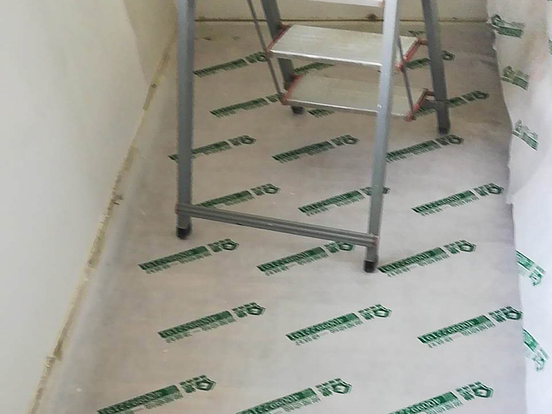 臥室局部改造：老房子裝修是工首步驟，也是最重要的步驟，就是拆改,拆除一些不必要的墻體，改造房屋結(jié)構(gòu)和水電；刮膩子，第一遍刮石膏，硬度好，附著力好干了不容易開裂收縮，填充力好，能堵住墻體上小 眼眼，干了后就不能再出現(xiàn)小眼眼了；第二遍刮的重點就是找平，第三遍進行修補。
