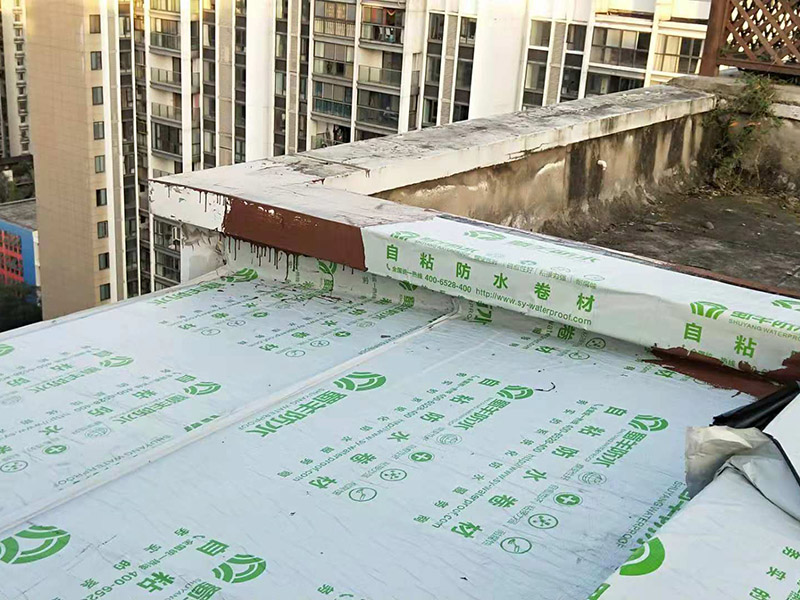 屋頂防水案例：1．在干燥基面上施工防水涂料前應(yīng)先濕潤(rùn)基面至無明水為準(zhǔn)，若基面潮濕但無明水可直接施工。 2．按配比先將防水漿料乳液倒入拌料桶中，然后再將粉料倒入，充分?jǐn)嚢柚辆鶆?、無料粒糊狀，靜置十分鐘后再攪拌一下，效果更佳。 3．用毛刷或滾刷直接將膠漿涂刷在基面上，待第一層完全干透后（約2小時(shí)或手擦不粘為準(zhǔn)），再涂刷第二遍，兩遍的涂刷方向應(yīng)交錯(cuò)。 4．在操作進(jìn)程中應(yīng)保持間斷性攪拌以防止膠漿沉淀。 5．待防水層完全干固后，方可在其上面做砂漿保護(hù)層或其它覆蓋層。