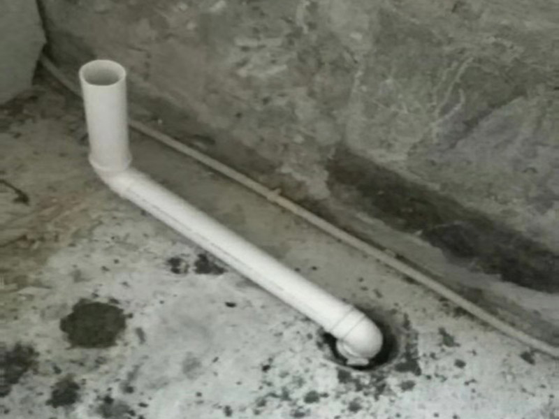 水泥板包水管：用水泥磚砌起來。有的地方用紅磚，這個是瓦工的工作，就是貼磚的師傅壘起來的，先用水泥磚把管子包起來，然后在水泥磚上貼瓷磚，可以做到和墻面瓷磚一體的效果，可以完美的把管子包裹起來，可以先把管子用隔音棉包裹，也可以在管子和灰磚縫隙處用發(fā)泡膠填充起到隔音的作用，堅固耐用，缺點就是灰磚較厚，貼上墻磚后，會比原來厚很多，比較臃腫，會占用一部分空間。 用水泥板包裹，就是用成品的直角水泥板包裹，在外面貼墻磚，和墻面一提，好處是比磚砌的薄，占空間小，但是水泥板需要龍骨固定，木龍骨和輕鋼龍骨易腐蝕變形，后期墻磚易開裂，檢修口不好留。 木龍骨封石膏板，這是木工活，這種方法基本上不用了，就是用木龍骨打框架，用自攻絲封石膏板。就和做石膏板吊頂一樣的工藝，但石膏板遇水汽容易解體，不安全，防水石膏板也是石膏板。