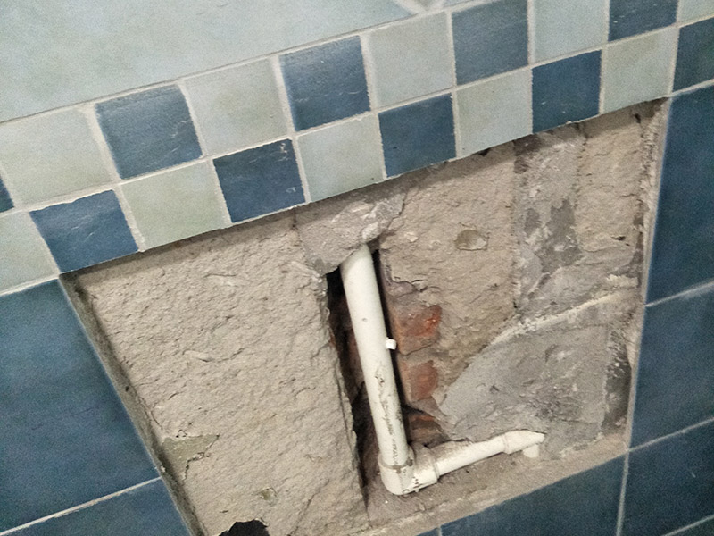 衛(wèi)生間管道檢測：埋嵌到墻壁、樓板等處的管道是能夠防止膨脹的。壓力和拉伸應(yīng)力都被吸收而又不損壞各種材料。如果管道有隔離材料（要符合標(biāo)準(zhǔn)），這些隔離材料能允許更多的膨脹。 一、冷水管試驗(yàn)壓力，應(yīng)為冷水管道系統(tǒng)設(shè)計(jì)壓力的1.5倍，但不得小于0.9MPa。 二、熱水管試驗(yàn)壓力，應(yīng)為熱水管道系統(tǒng)設(shè)計(jì)壓力的2.0倍，但不得小于1.2MPa。
