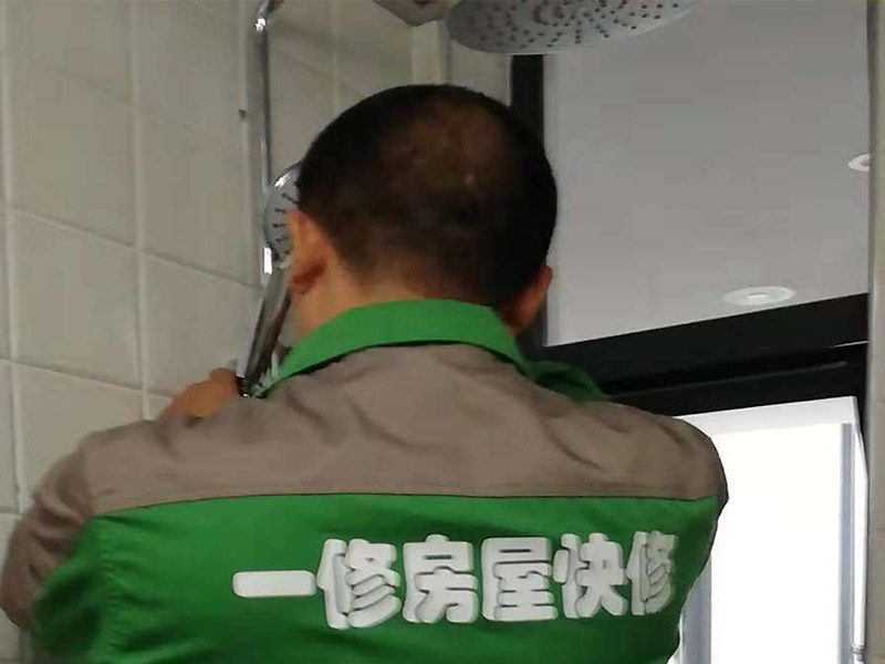 衛(wèi)浴掛件安裝：1、確定好掛架的安裝位置并標(biāo)注好，為了掛件具有更好的效果，應(yīng)該避免在墻柱上安裝掛件。確定安裝位置以后，在安裝墊上標(biāo)記出掛件底座安裝時(shí)需要對應(yīng)的螺孔位置。 2、在標(biāo)注好的螺孔位置點(diǎn)用電鉆打孔，打孔的直徑最好比需要安裝的螺絲釘直徑大，留一點(diǎn)空隙方便接下來的安裝工作。 3、將五金掛件對應(yīng)的塑料膨脹管插入到鉆孔內(nèi)，再用不銹鋼螺絲釘旋轉(zhuǎn)固定好底座，再將掛件套在底座上，擰緊螺釘固定好掛件即可完成。