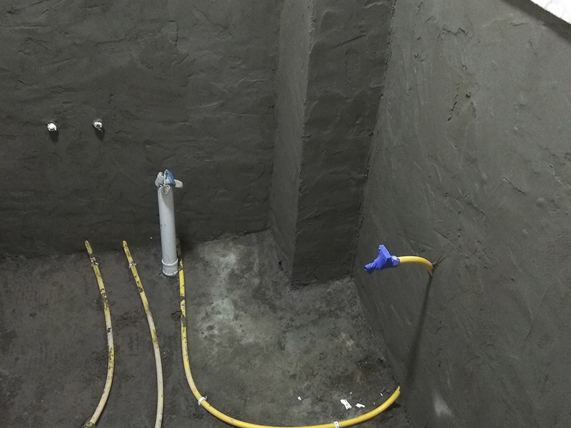 廚房墻面抹灰，臥室貼磚：1、鋪地磚要用水泥砂漿先將地面鋪平，將未涂水泥的地磚鋪在地面， 2、敲平后，將水泥漿涂滿地磚，鋪于地面，四塊磚的對(duì)角位置齊平。 3、鋪設(shè)的順序也有講究。貼地面磚應(yīng)由內(nèi)向外貼，如地面有坡度或有地漏，應(yīng)注意按排水方向找坡；墻磚應(yīng)從下向上鋪貼，為美觀起見，最底層的磚應(yīng)后貼。墻磚貼完后再壓地磚。 4、一面墻不能一次貼到頂，以防瓷磚自重較大，引起塌落。 5、鋪完地磚短時(shí)間內(nèi)不要踩踏。
