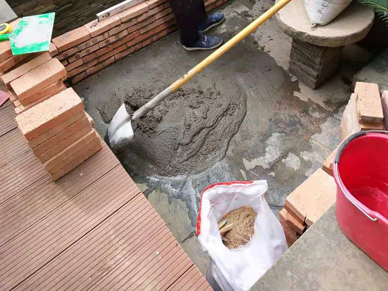 陽臺(tái)花壇裝修：首先、處理好要露臺(tái)基面。把基面處理成堅(jiān)固、平整、干凈，無灰塵、油膩、蠟等以及其它碎屑物質(zhì)；基面有孔隙、裂縫、不平等缺陷的，須預(yù)先用水泥砂漿修補(bǔ)抹平，確保基面充分濕潤，但無明水； 第二、選擇適合家裝的防水材料。防水材料建議選擇柔嫩型的聚合物水泥基防水涂/漿料，即市場上名稱為：柔韌型、JS防水涂/漿料，這類產(chǎn)品是水性涂料、無毒無害無污染、施工簡單快捷、和水泥基材粘接緊密、使用壽命長、防水效果強(qiáng)、價(jià)格適中等顯著特點(diǎn)。選用質(zhì)量佳口碑好的品牌，如：雷邦仕防水漿料、德高防水涂料等。 第三 、注意防水要施工到位。做好坡度3°的排水坡；柔韌型的防水涂料前后兩次呈“十”字涂刷兩遍，總厚度不超過2㎜； 第四 、做好保護(hù)層。在做好的防水層上做水泥砂漿保護(hù)層或粘貼瓷磚。